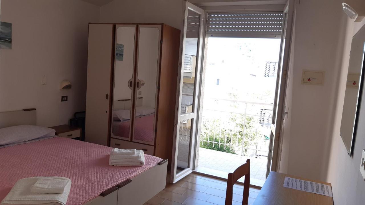 Hotel Elisabetta 2 Stelle Cattolica Buitenkant foto