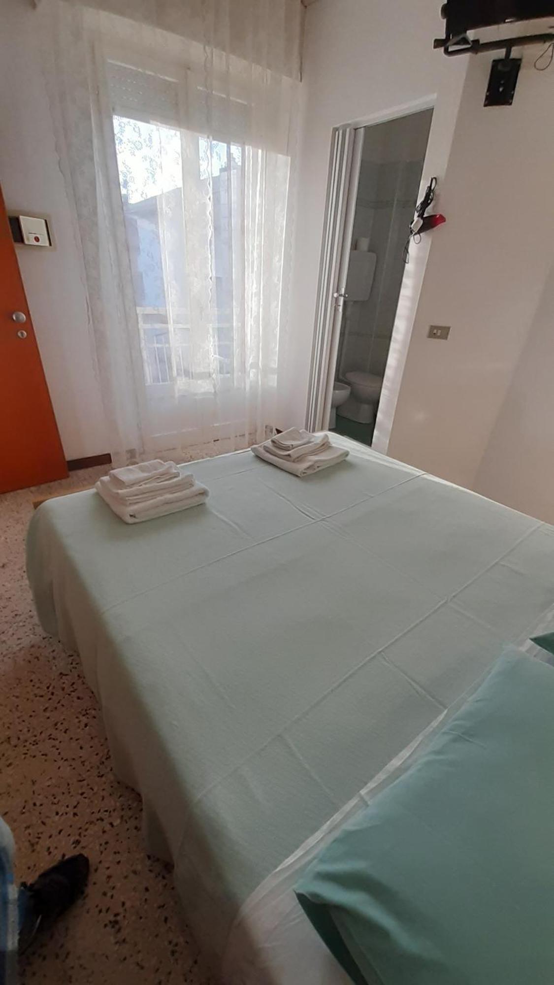 Hotel Elisabetta 2 Stelle Cattolica Buitenkant foto